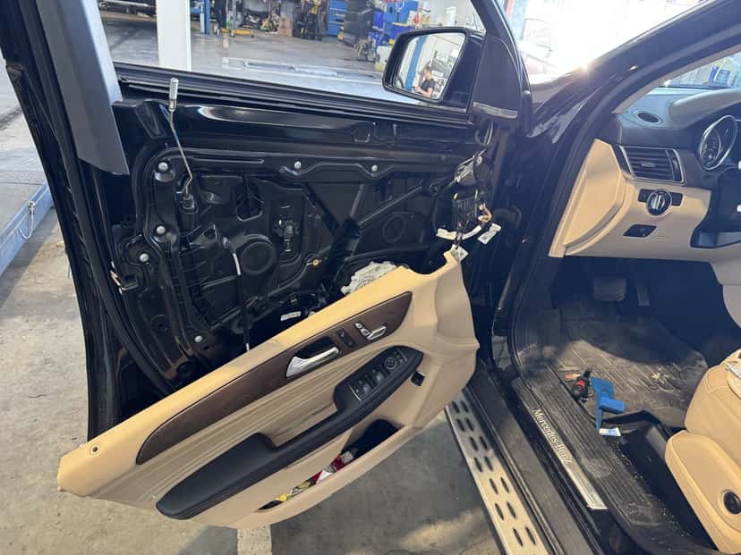 Audi în atelierul CDC Service Auto, Voluntari