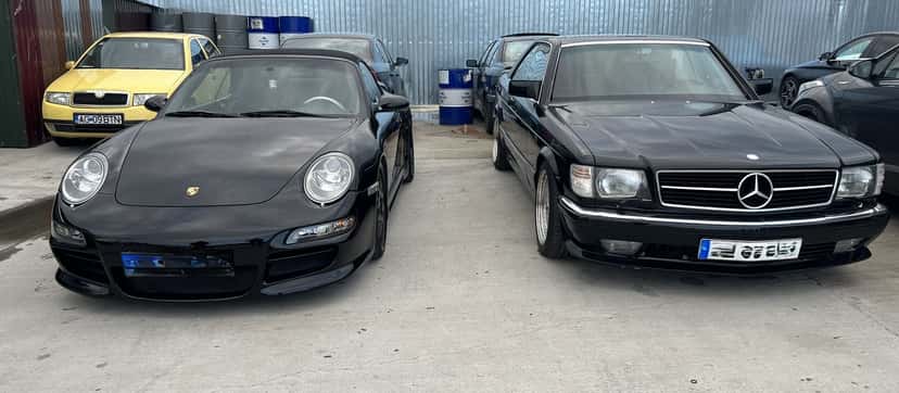 Automobile Porsche și Mercedes în fața atelierului CDC Service Auto