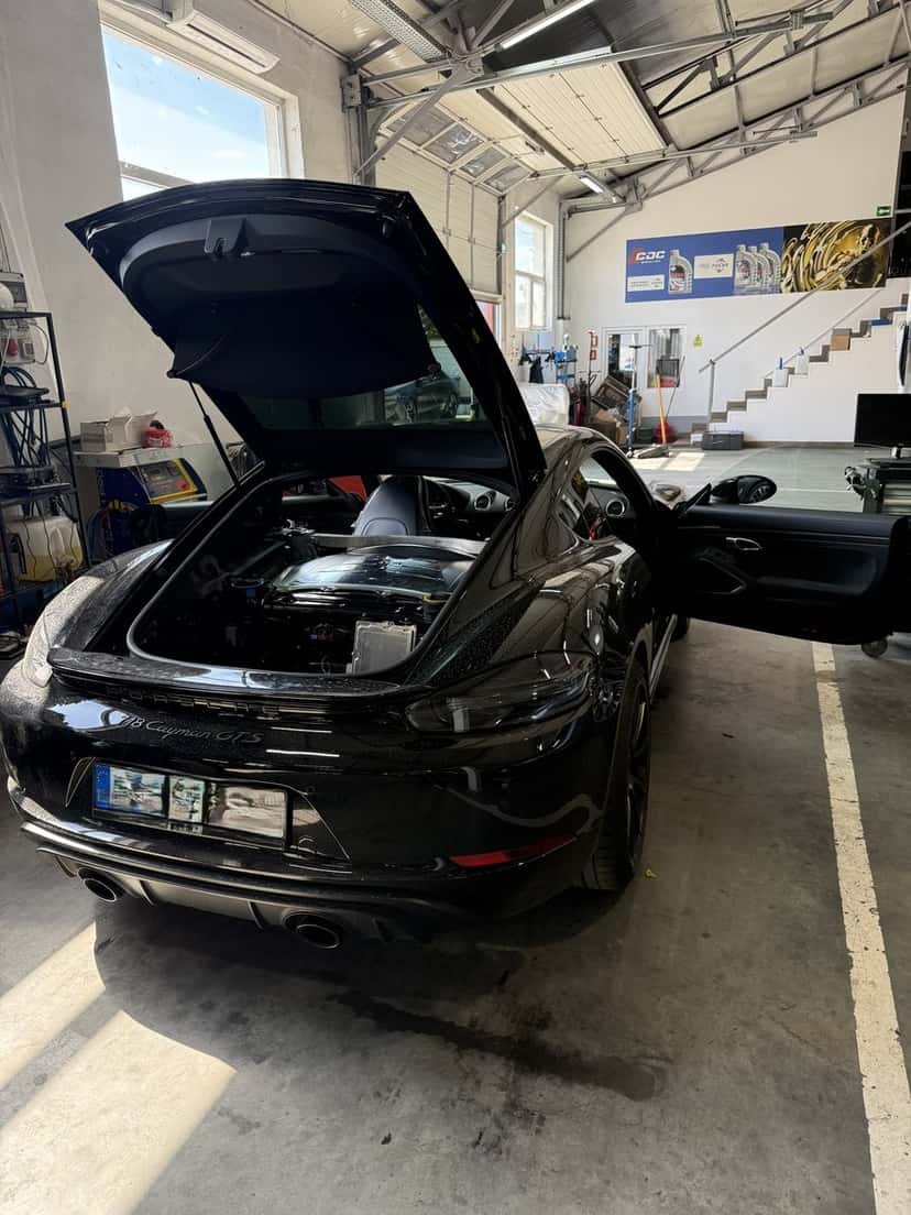 Porsche în atelierul CDC Service Auto, Voluntari